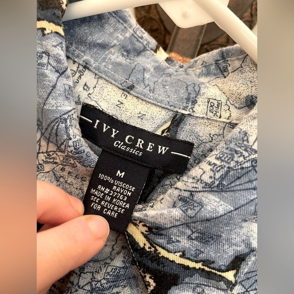 IVY Crew Classics Men’s Hawaiian Shirt Size M Blue Sharks Swordfish Map fish 🎣 - Picture 4 of 5